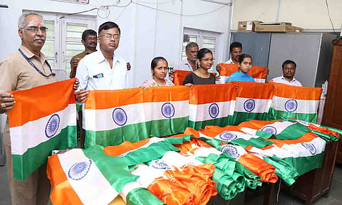 தபால் அலுவலகத்தில் விற்பனைக்காக வைக்கப்பட்டுள்ள தேசிய கொடிகள்.