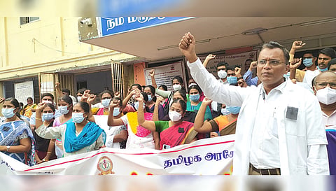 நாமக்கல் அரசு மருத்துவக்கல்லூரி மருத்துவமனையில் ஆா்ப்பாட்டம் நடத்திய டாக்டர்கள். 