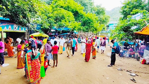 தடை விதிக்கப்பட்டதை அறியாமல் சதுரகிரி வந்த பக்தர்கள் அடிவாரத்தில் ஏமாற்றத்துடன் காத்திருந்தனர்.