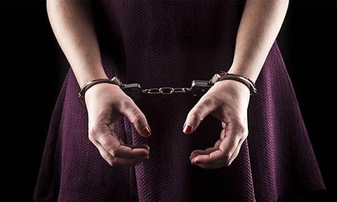 வீட்டில் கஞ்சா பதுக்கி வைத்திருந்த பெண் கைது