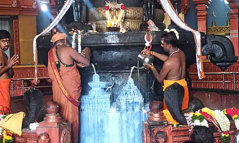 பிரதோசத்தை முன்னிட்டு அபிசேக பூஜை நடைபெற்ற காட்சி.