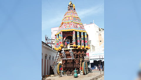 செவ்வாய்ப்பேட்டை மாரியம்மன் கோவிலில் தேர் அலங்கரிக்கும் பணி மும்முரமாக நடந்து வருகிறது.