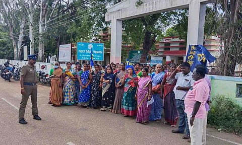 ஆர்ப்பாட்டம் நடைபெற்ற காட்சி. 