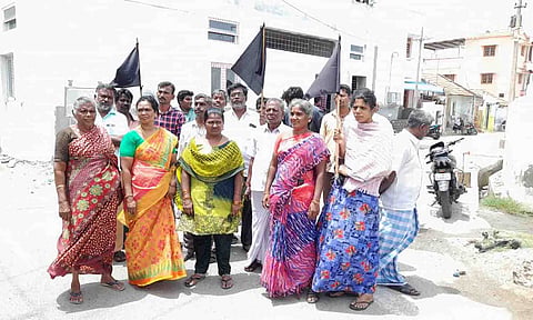 கருப்பு கொடியுடன் பச்சாபாளையம் பொதுமக்கள். 