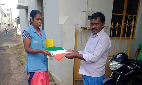 வீடு வீடாக தேசிய கொடி வழங்கப்பட்ட காட்சி. 