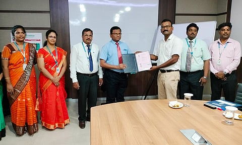 தனியார் நிறுவனத்துடன் புரிந்துணர்வு ஒப்பந்தம் செய்த காட்சி.
