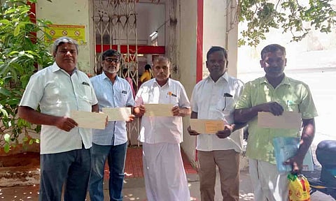  விசைத்தறியாளர்கள் முதல்வருக்கு பதிவுத்தபால் அனுப்பிய காட்சி.