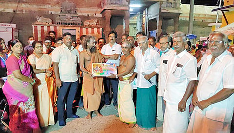 ஆடி மாத கிரிவலத்தில் கலந்து கொண்டவர்கள். 
