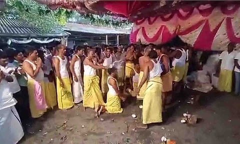 பக்தர்கள் விரதமிருந்து தலையில் தேங்காய் உடைத்து நேர்த்தி கடன் செலுத்திய காட்சி.