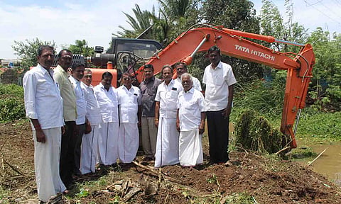 சூலூர் சட்டமன்ற தொகுதி உறுப்பினர் வி.பி.கந்தசாமி , சாமளாபுரம் பேரூராட்சி மன்றத்தலைவர் விநாயகா பழனிச்சாமி ஆகியோர் பணிகளை பார்வையிட்ட காட்சி. 