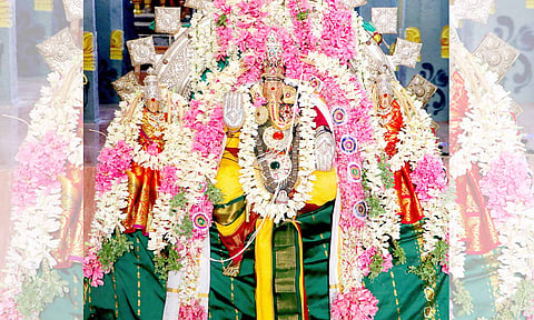சிறப்பு அலங்காரத்தில் தெட்சணாமூர்த்தி விநாயகர்