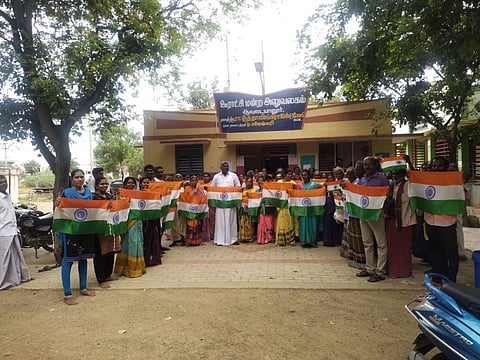 வீடுகள் தோறும் தேசிய கொடி வழங்கப்பட்ட காட்சி.