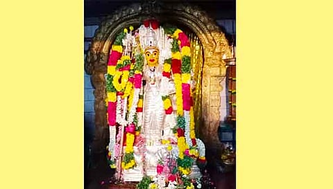 பக்தர்கள் பால்குடம், தீச்சட்டி எடுத்து வழிபாடு