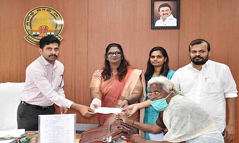வரைவோலையை கலெக்டர் வினீத் முன்னிலையில் இந்திரா சுந்தரம் ,மூதாட்டி ஜெயலட்சுமியிடம் வழங்கிய காட்சி.