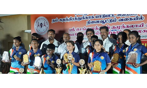 மாநில அளவிலான சிலம்பம் போட்டியில் தங்கம் வென்ற மாணவர்கள்