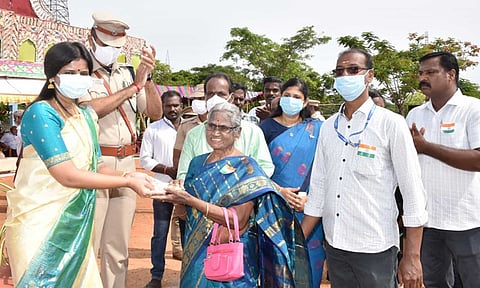 கலெக்டர் காயத்ரி கிருஷ்ணன் தேசியக்கொடி ஏற்றி நலத்திட்ட உதவிகள் வழங்கினார்.