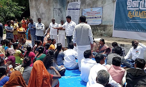 கிராம சபை கூட்டத்தில் கலந்து கொண்டவர்களை படத்தில் காணலாம்.