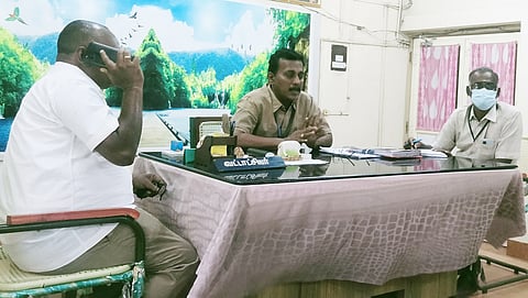 வாடிப்பட்டி தாலுகா அலுவலகத்தில் மாதாந்திர விவசாயிகள் குறைதீர்க்கும் தாசில்தார் நவநீதகிருஷ்ணன் தலைமையில் நடந்தது. 