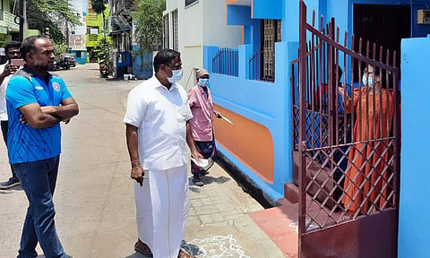 நேரு எம்.எல்.ஏ. குறை கேட்ட காட்சி படம். 