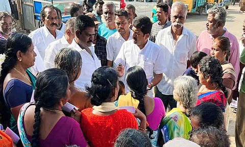 பொதுமக்களிடம் மேயர் தினேஷ்குமார் குறைகளை கேட்டறிந்த காட்சி. 