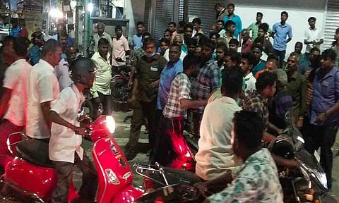 வாலிபரை மடக்கி பிடித்து சரமாரியாக அடித்த காட்சி.
