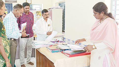 ஊராட்சி அலுவலகத்தில் கலெக்டர் லலிதா கணக்கு பதிவுகளை ஆய்வு செய்தார்.