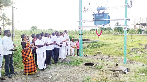  புதிய மின்மாற்றி தொடங்கிய ேபாது எடுத்த படம்.