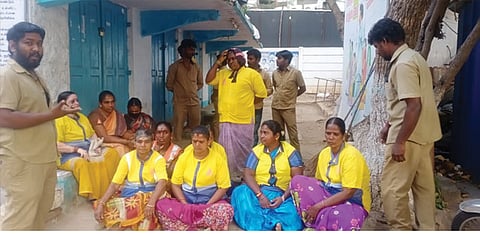 ஊதியம் வழங்காததால் மாநகராட்சி தூய்மைப் பணியாளர்கள் காத்திருப்பு போராட்டம்