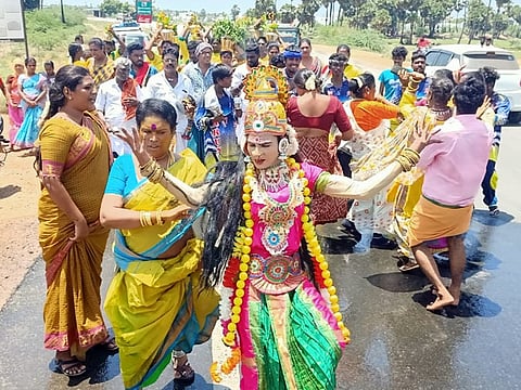 திருநங்கைகள் முதன் முறையாக முளைப்பாரி சுமந்து வந்தனர்.