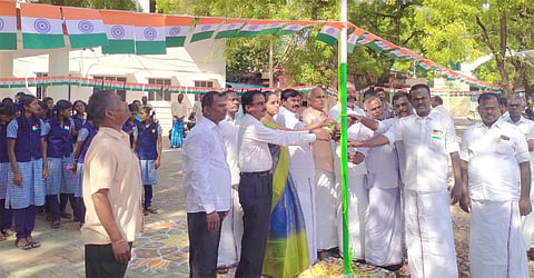 75-வது சுதந்திர தினத்தையொட்டி கடலாடி யூனியன் அலுவலகத்தில் தலைவர் முத்துலட்சுமி முனியசாமி பாண்டியன் தேசியகொடி ஏற்றினார்.