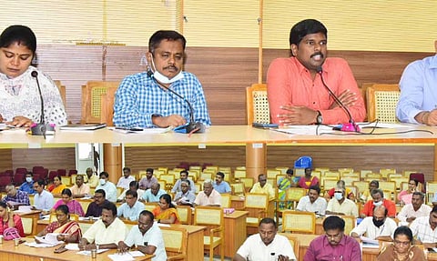 ஊரக வளர்ச்சிதுறையினருடன் திருச்சி கலெக்டர் ஆலோசனை
