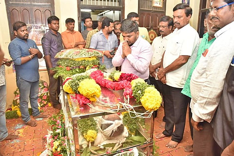 அஞ்சலி செலுத்திய மக்கள்