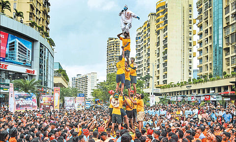 மக்கள் வெள்ளத்தில் 'தஹி ஹண்டி' திருவிழா: பல அடுக்கு பிரமிடு அமைத்து அசத்திய இளைஞர்கள்