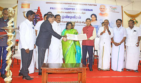தபால் தலையை தமிழக கவர்னர் ஆர்.என்.ரவி வெளியிட கவர்னர் தமிழிசை சவுந்தரராஜன் பெற்றுக்கொண்ட காட்சி.