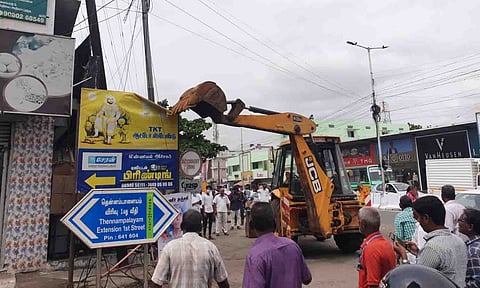 ஆக்கிரமிப்புகளை அகற்றும் பணி நடைபெற்ற காட்சி. 