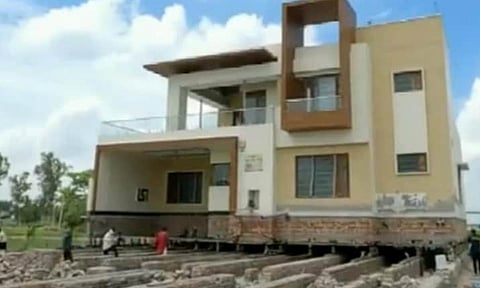 நகர்த்தப்படும் வீடு 