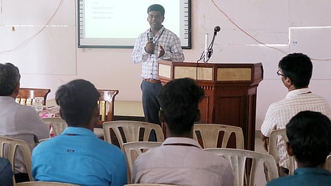 இயற்பியல் துறை உதவிப்பேராசிரியர் செந்தில்குமார் பேசினார்.