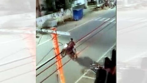 பாளை வ.உ.சி. சாலையில் வாலிபர் ஒருவர் வீலிங் சாகசம் செய்த காட்சி.