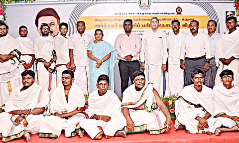 மீனாட்சி அம்மன் கோவிலில் நடந்த அர்ச்சகர் பயிற்சி பள்ளி தொடக்க விழாவில் கலெக்டர் அனீஷ்சேகர், மேயர் இந்திராணி, பூமிநாதன் எம்.எல்.ஏ., தக்கார் கருமுத்து கண்ணன் பங்கேற்றனர்.