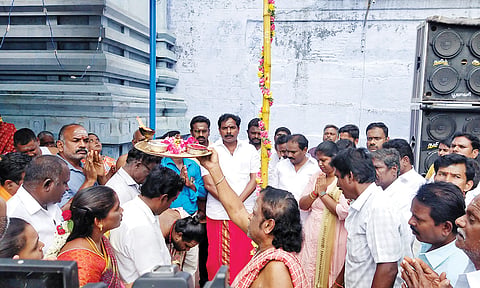  பாலாலயத்தையொட்டி முகூர்த்த கால் நடப்பட்டது. இதில் வீரபாண்டி டாக்டர் மலர்விழி, பாரப்பட்டி சுரேஷ்குமார், வெண்ணிலா சேகர், முன்னாள் வேளாண்துறை அமைச்சர் உதவியாளர் சேகர் மற்றும் பலர் கலந்து கொண்டனர்.