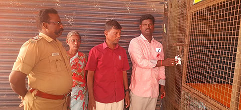 விக்கிரவாண்டி அடுத்த சிந்தாமணியில் போதை பாக்குகள் விற்ற கடைக்கு தாசில்தார் இளவரசன் தலைமையிலான குழுவினர் சீல் வைத்தனர்.