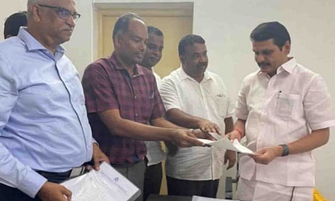 அமைச்சர் செந்தில்பாலாஜியிடம் ஜவுளி உற்பத்தியாளர்கள் மனு கொடுத்த காட்சி.