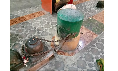 கோவில் உண்டியல் உடைக்கப்பட்டு உள்ளதை படத்தில் காணலாம். 