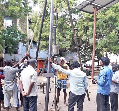 மண் பரிசோதனை நடந்த போது எடுத்த படம்.