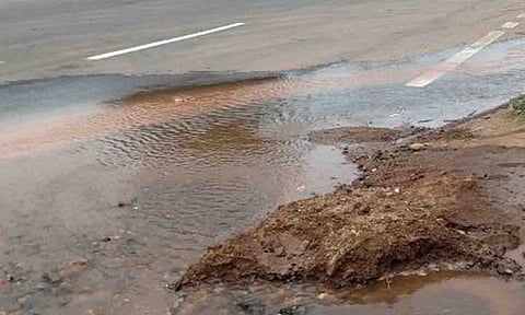 சாலையில் வீணாக செல்லும் தண்ணீர்.