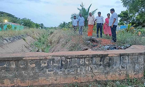 அதிகாரிகள் ஆய்வு செய்த காட்சி. 