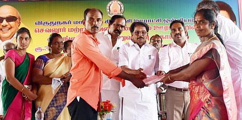 இலங்கை தமிழர்களுக்கு வீடு கட்டும் பணியை தொடங்கி வைத்து வேலை உத்தரவு ஆணைகளை அமைச்சர் சாத்தூர் ராமச்சந்திரன் வழங்கினார். அருகில் கலெக்டர் மேகநாத ரெட்டி மற்றும் அதிகாரிகள் உள்ளனர்.