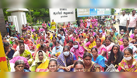 நாமக்கல் கலெக்டர் அலுவலகம் முன்பு தா்ணாவில் ஈடுபட்ட பெண்கள்.