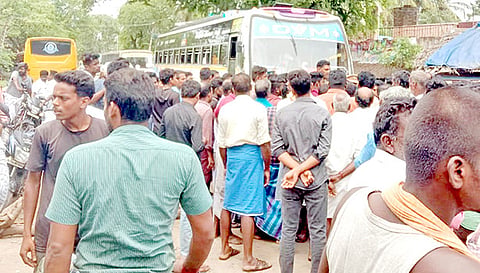 பஸ்சை வழிமறித்து மறியலில் ஈடுபட்ட பொதுமக்கள்.