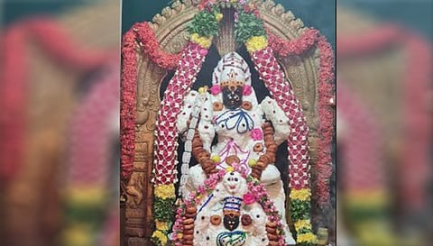 விழாவையொட்டி செங்குந்தர் மாரியம்மன் சிறப்பு அலங்காரத்தில் அருள்பாலித்த காட்சி.